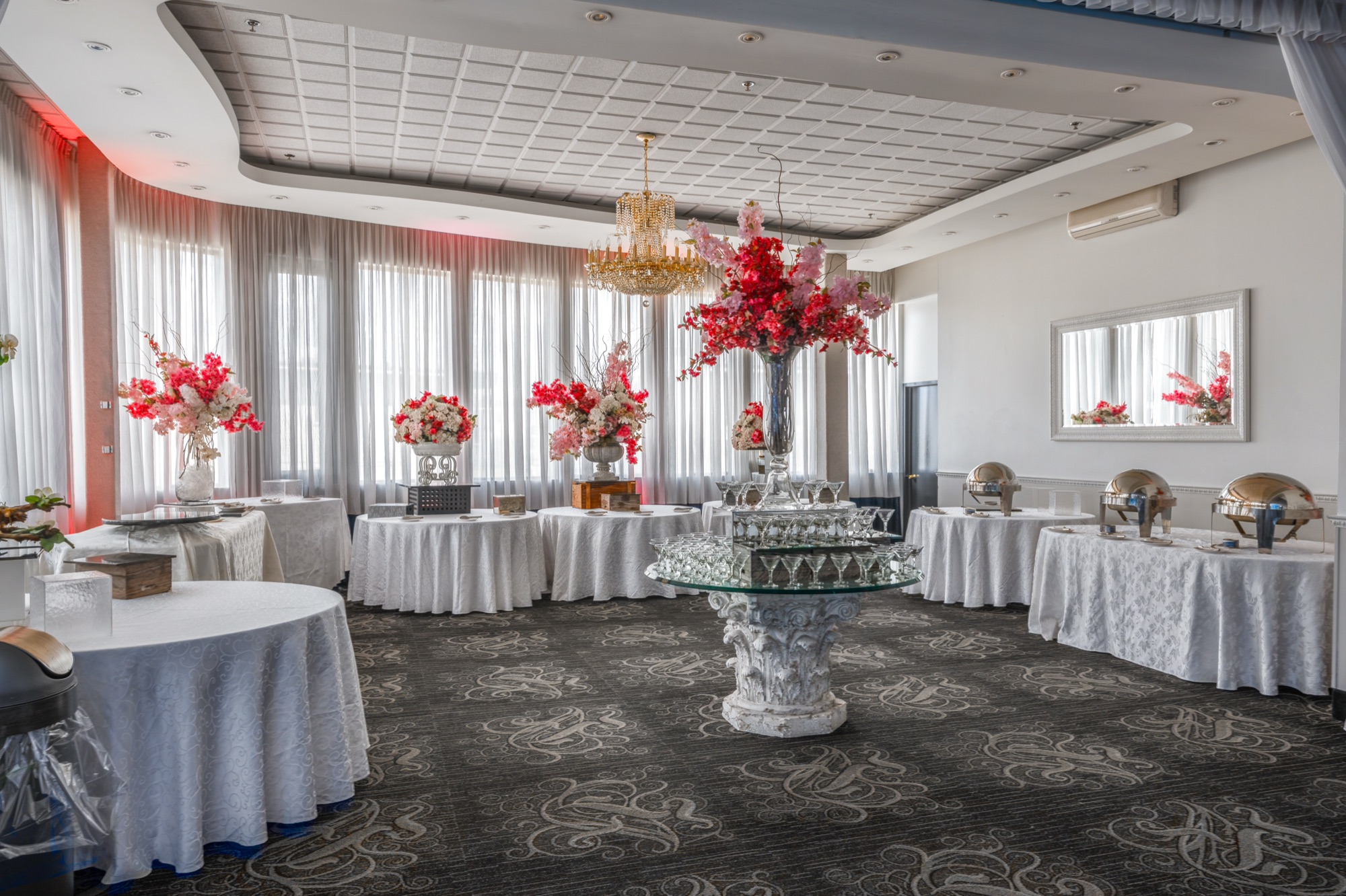 Buffet dressé avec décor floral rouge